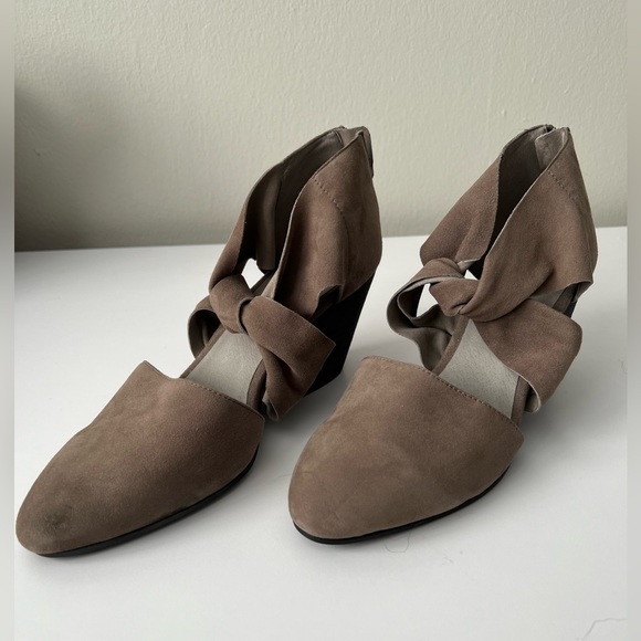 Eileen Fisher Gray Suede Pumps 9.5 - Picture 4 of 5